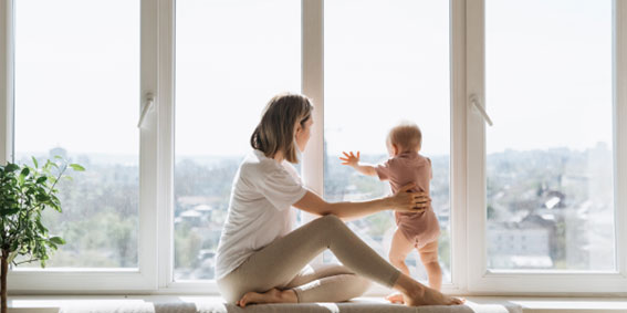 Imagen Familia junto a ventana Climalit
